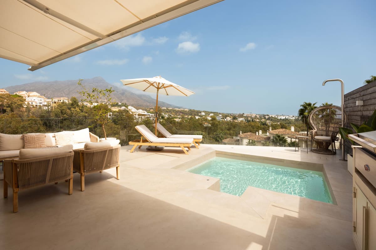 Middle Floor Apartment in Nueva Andalucía