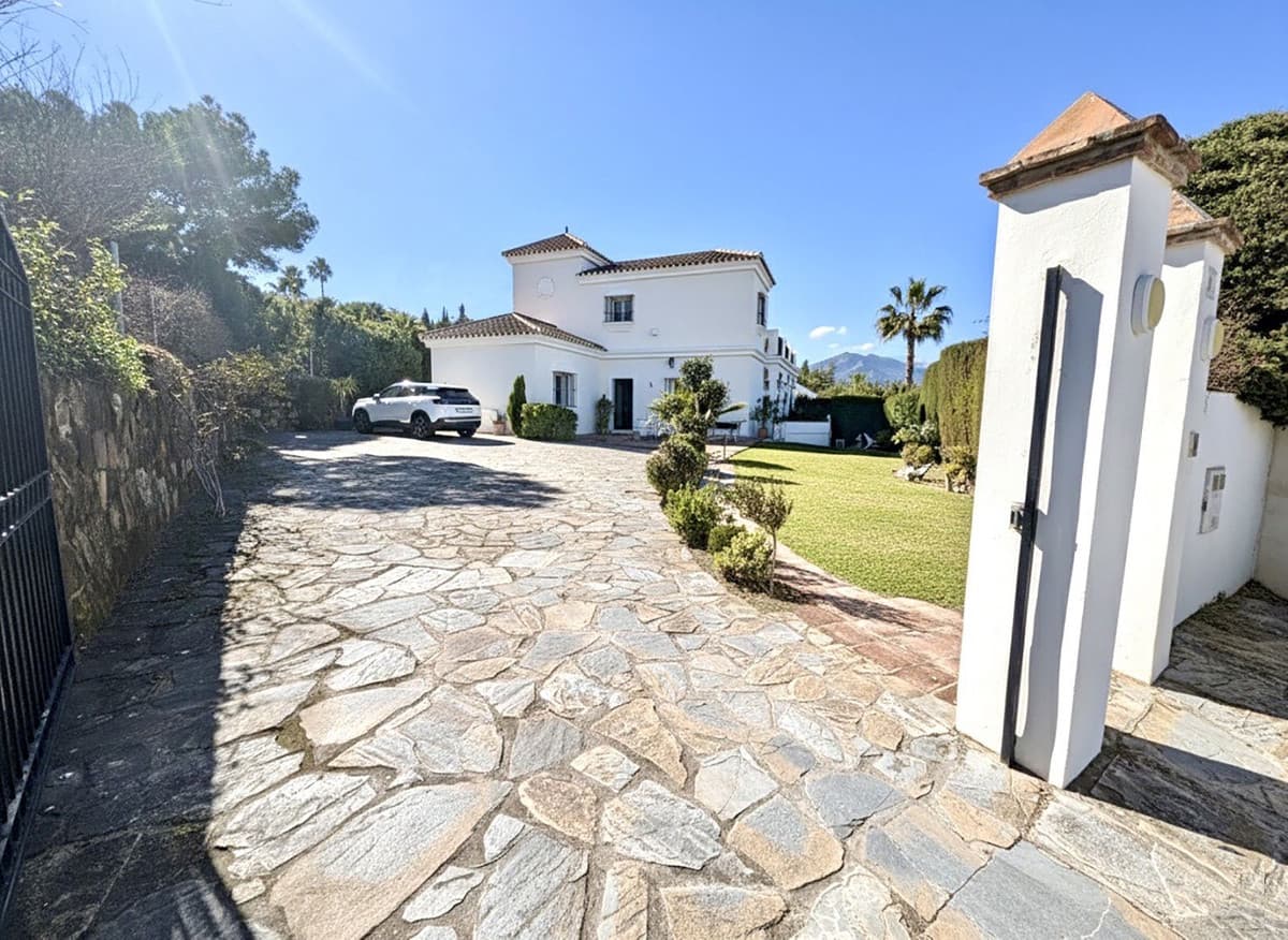 Detached Villa in Nueva Andalucía