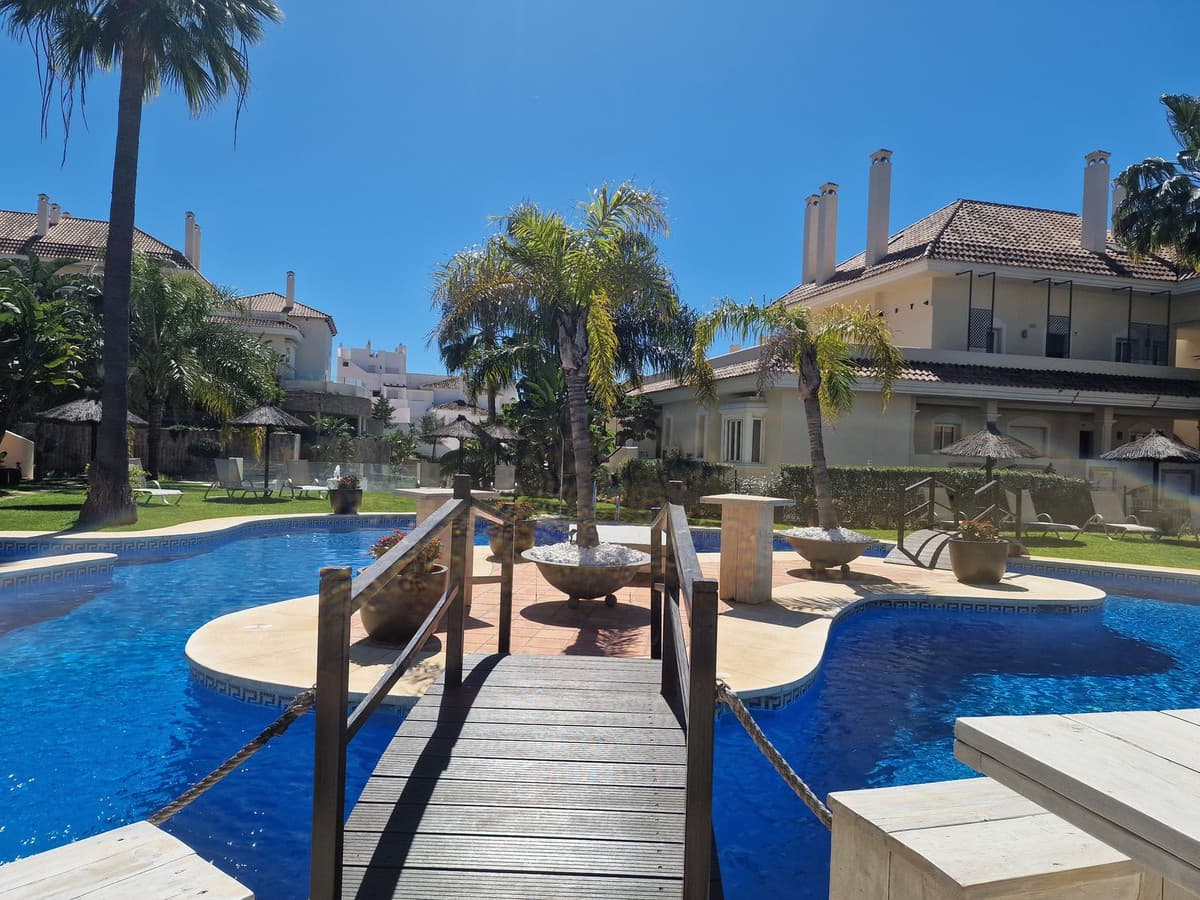 Middle Floor Apartment in Nueva Andalucía