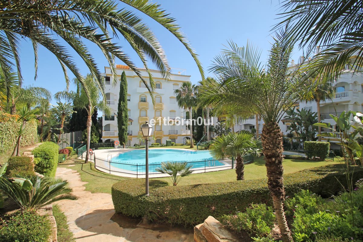 Middle Floor Apartment in The Golden Mile