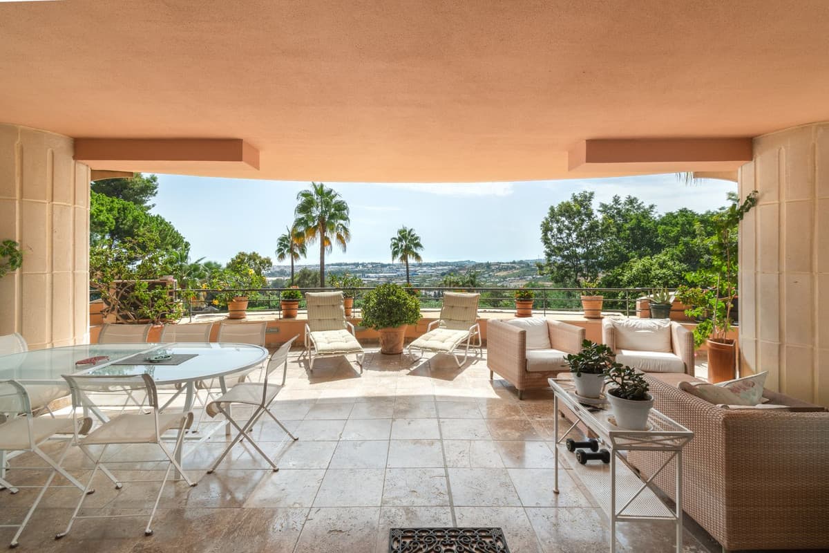 Apartament na środkowym piętrze in Nueva Andalucía