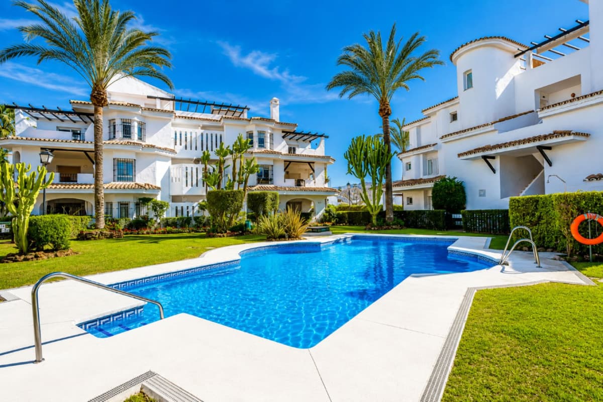 Apartament na środkowym piętrze in Nueva Andalucía