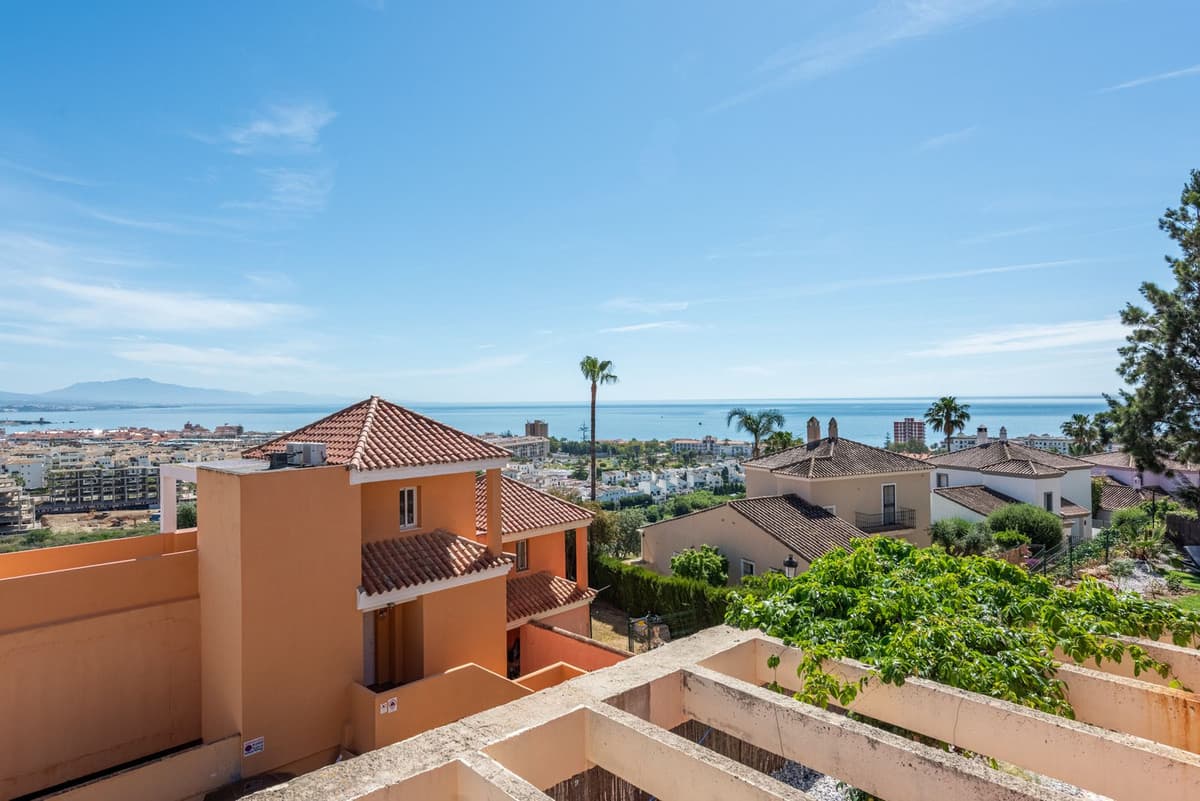 Middle Floor Apartment in La Duquesa