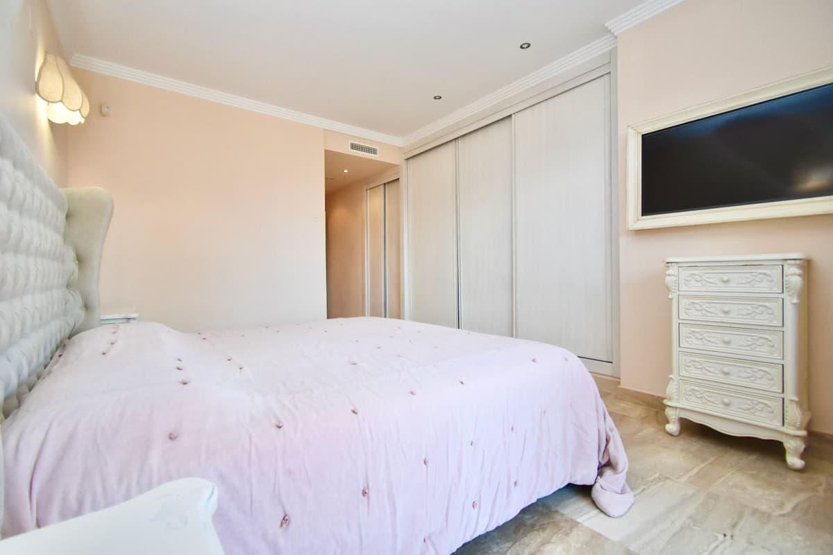 Apartament na środkowym piętrze in Puerto Banús